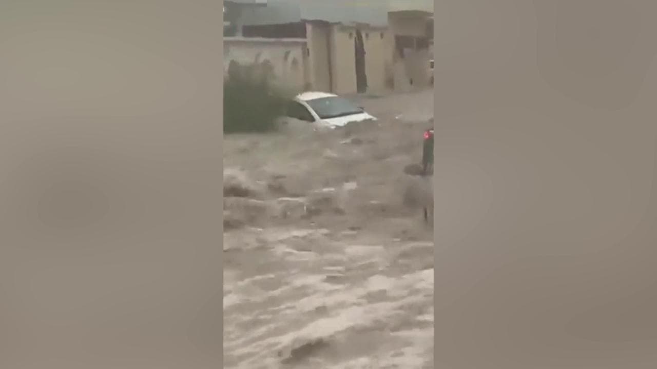 Arabia Saudita, forti piogge e inondazioni: fiume di fango nelle strade decine di auto travolte