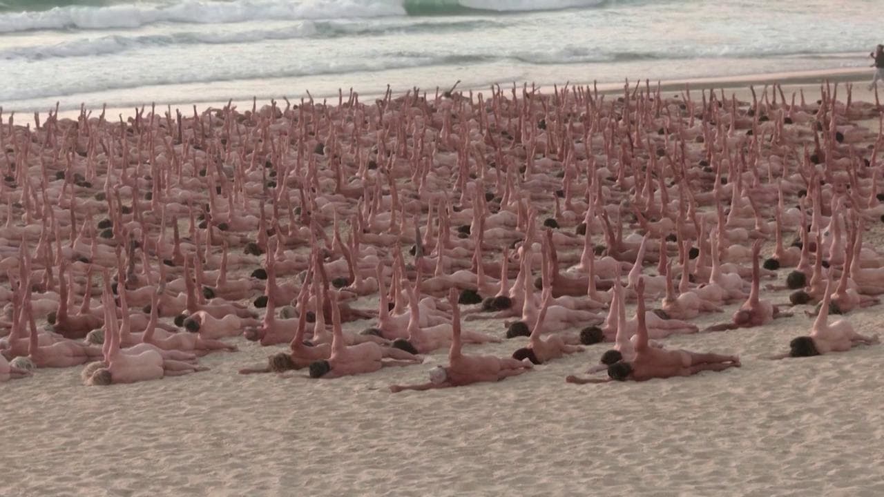 Australia, Bondi Beach diventa una spiaggia nudisti. L'istallazione contro il cancro della pelle