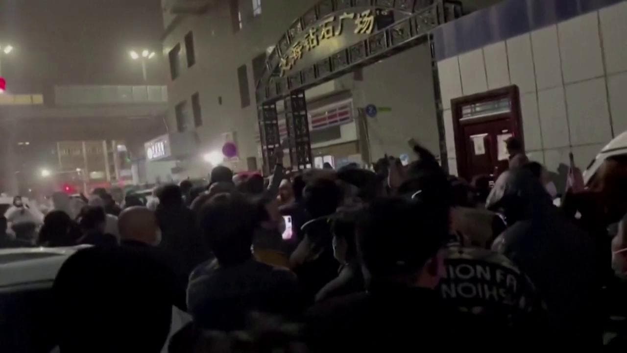 Cina, proteste di massa contro i blocchi anti Covid  nella provincia della Xinjiang