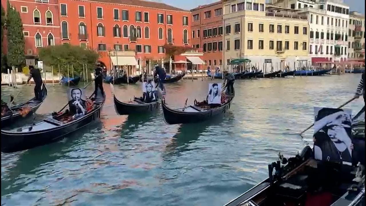 I gondolieri di Venezia contro la violenza sulle donne: la sfilata in Canal Grande