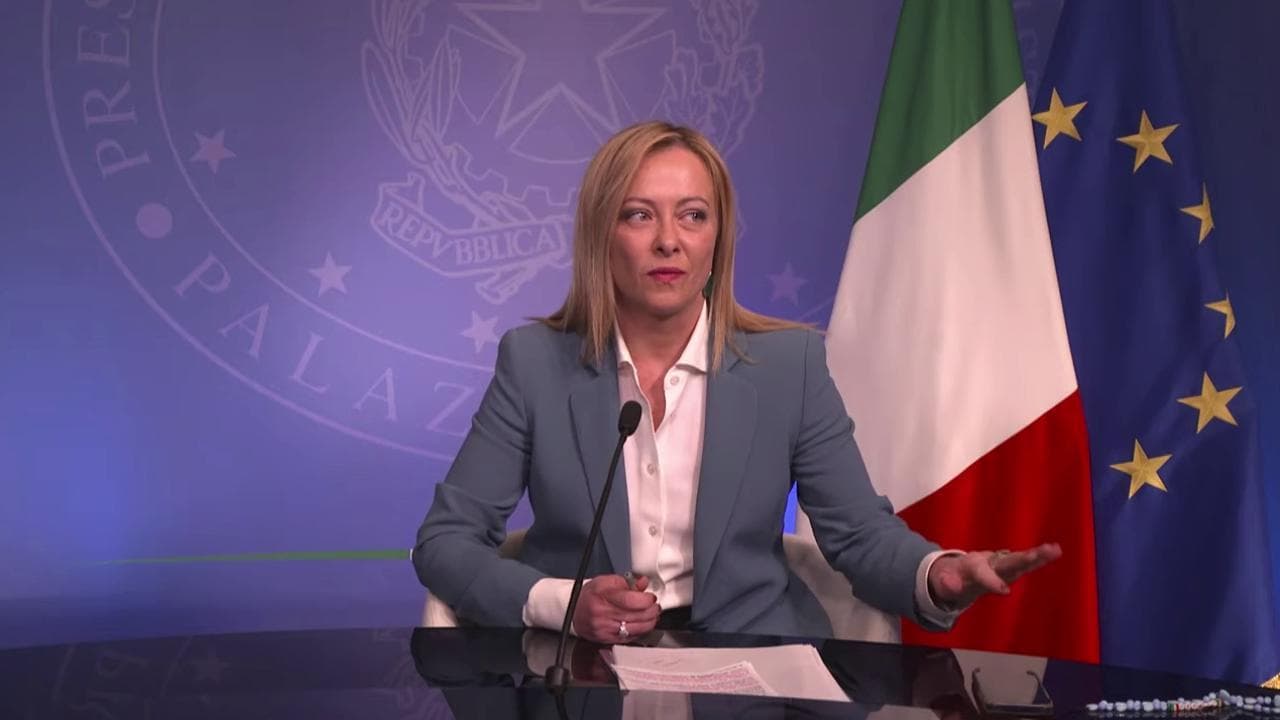 Il "fuorionda" di Meloni durante il discorso all'Anci, parla a gesti con il collaboratore in diretta