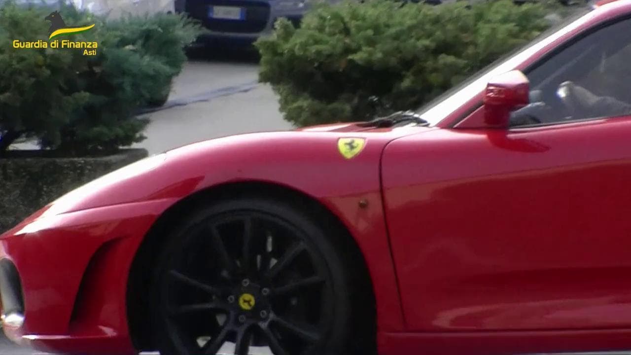 Ferrari F430 falsa scoperta dalla Finanza, 26enne trasforma la sua Toyota nella supercar