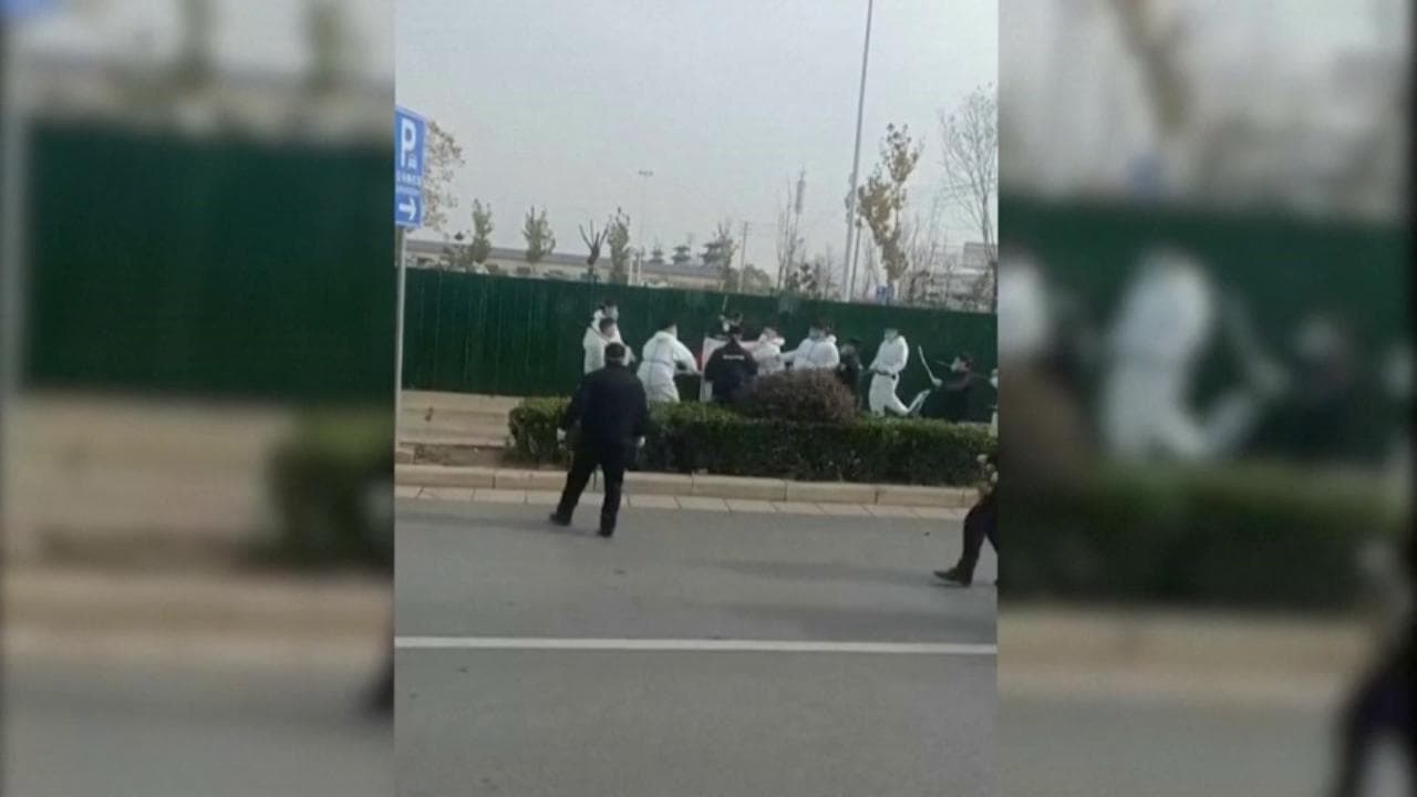 Cina, nuove immagini della maxi protesta alla Foxconn. Intanto l'azienda si scusa