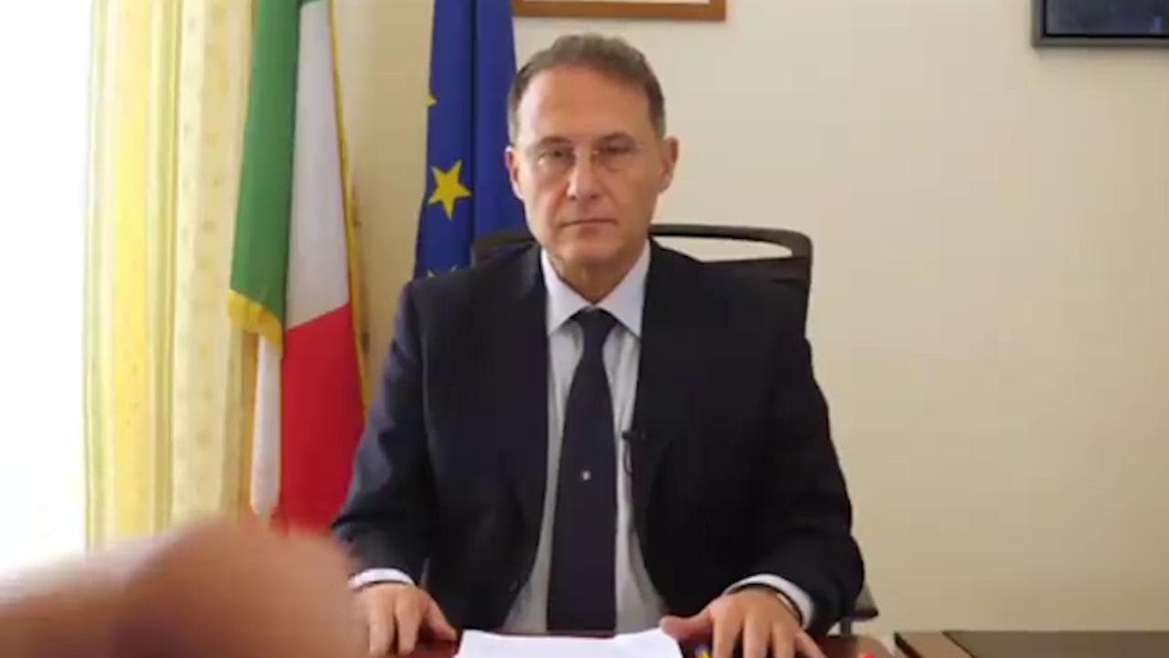 Cirielli come Renzi e Rutelli: il messaggio in inglese del viceministro degli Esteri diventa virale