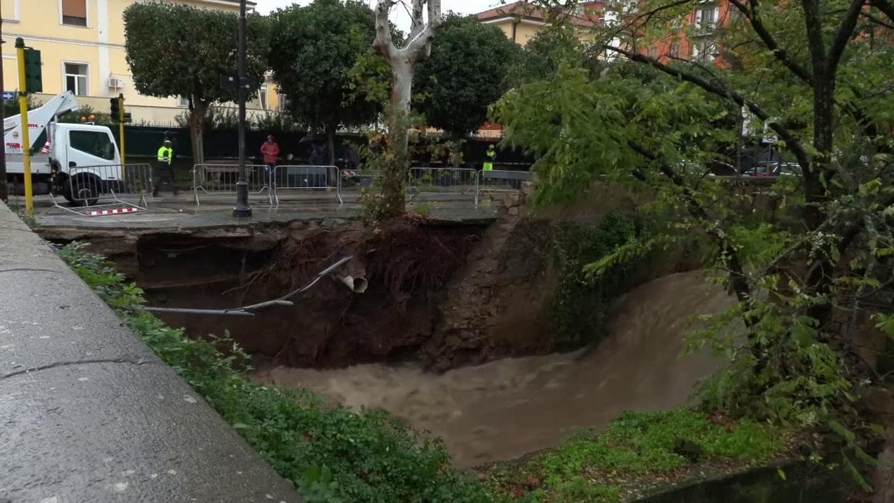 Maltempo, a Nocera Inferiore crolla l'argine dell'Alveo Comune Nocerino