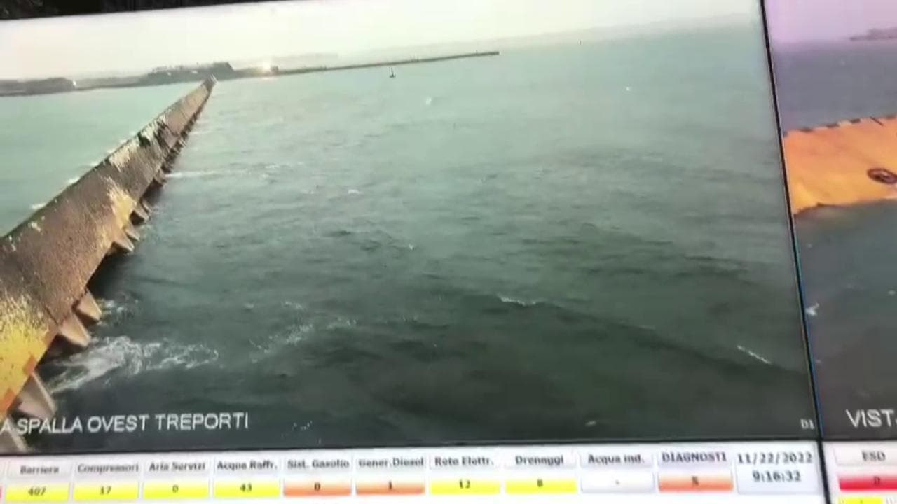 Acqua alta a Venezia ma il Mose tiene all'asciutto la città: le immagini della control room