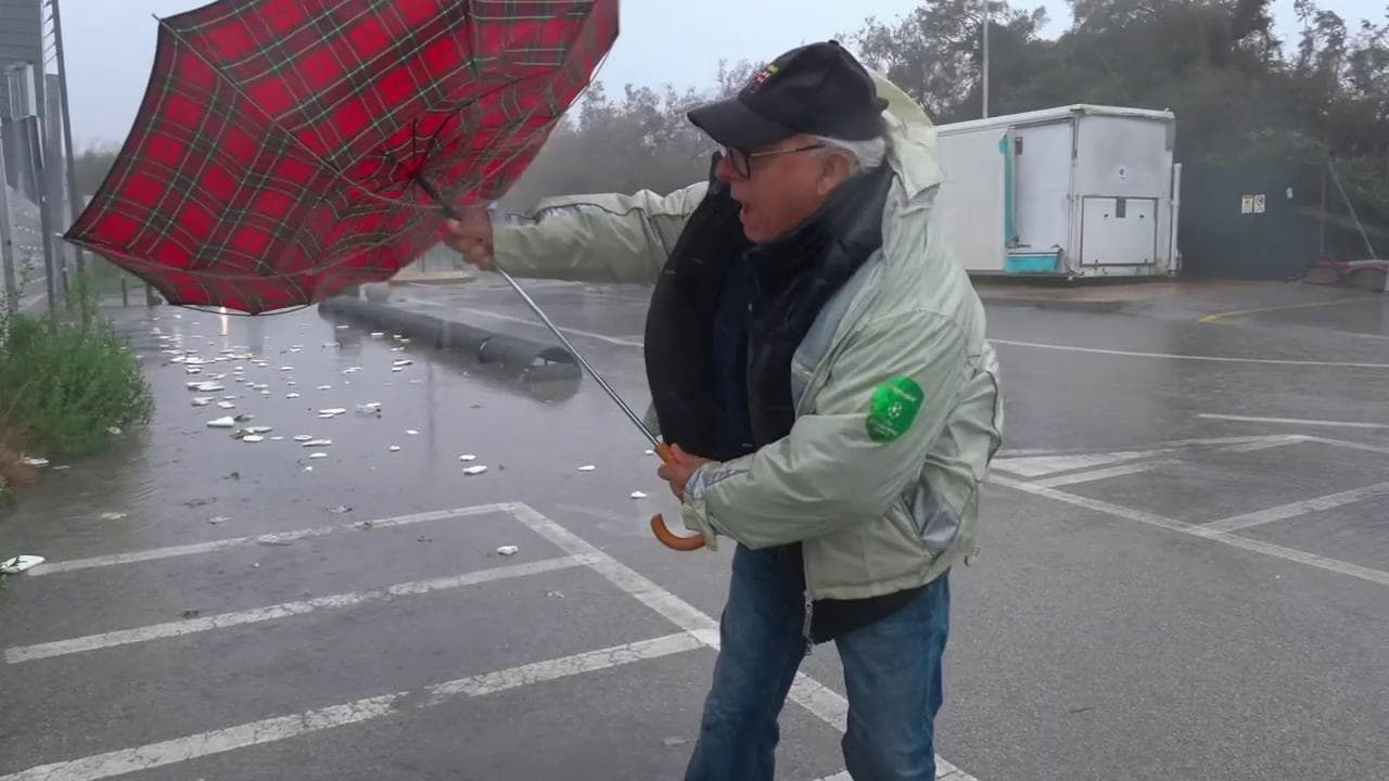 Il Mose salva Venezia dalla marea eccezionale: venti e onde sferzano lo sbarramento a Chioggia