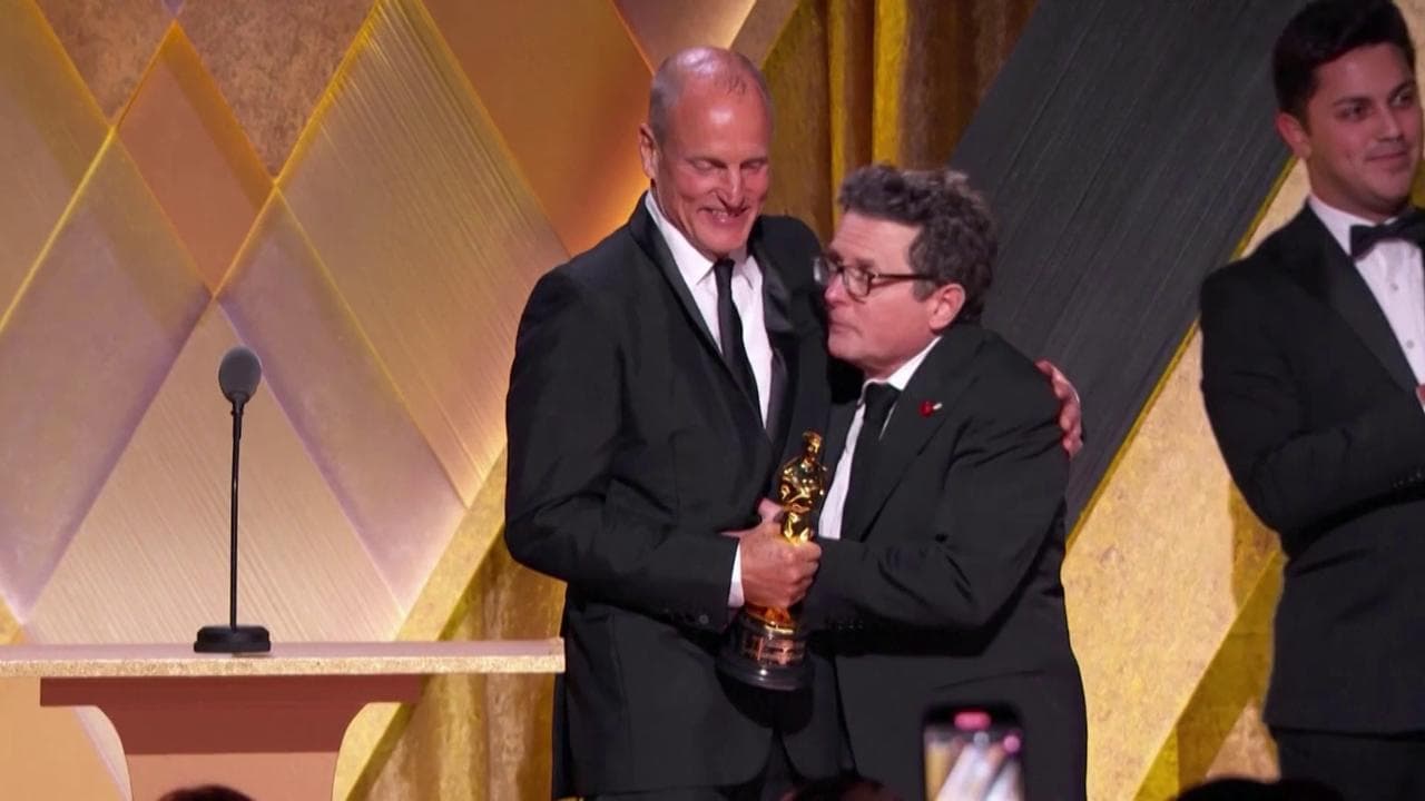 Michael J. Fox riceve l'Oscar onorario: la commovente standig ovation per l'attore di "Ritorno al futuro"