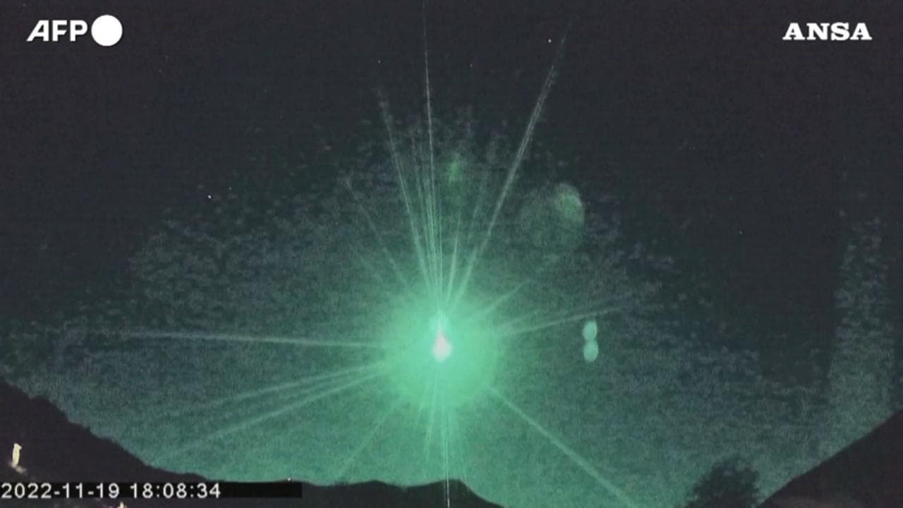 La notte si accende in Norvegia: una meteora illumina il cielo