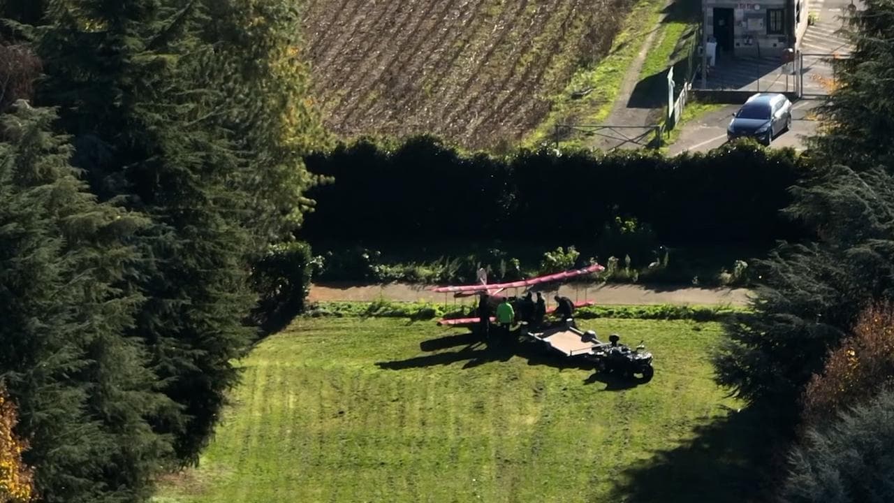 Precipita ultraleggero, il pilota 80enne rifiuta il ricovero: le immagini dall'alto