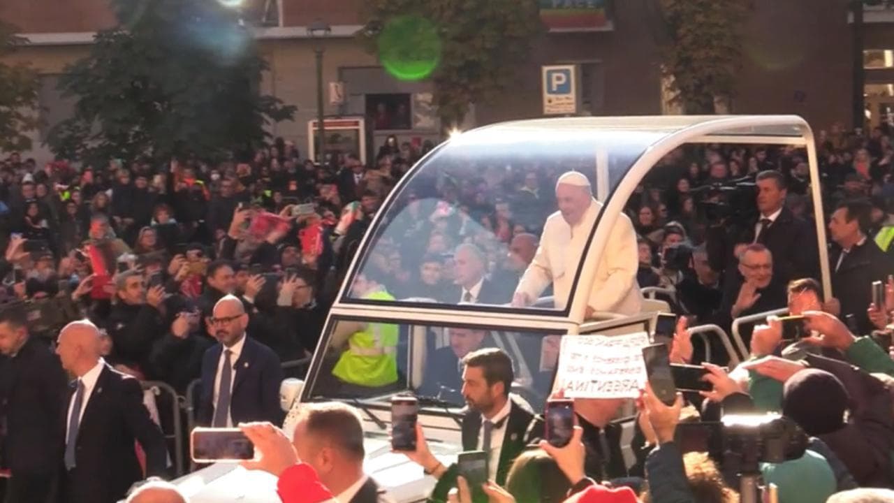 Papa in Piemonte, folla accoglie Bergoglio davanti alla Cattedrale di Asti