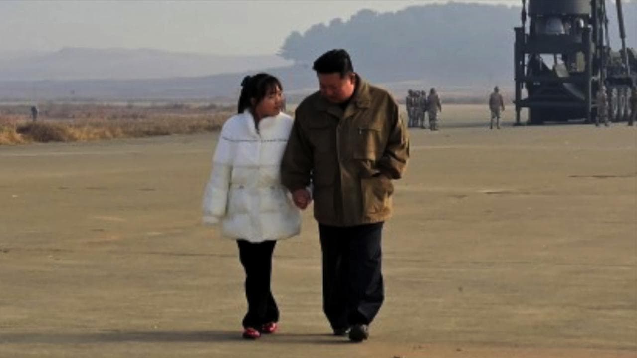 Kim Jong Un con la figlia a vedere un lancio missilistico: è la loro prima apparizione in pubblico