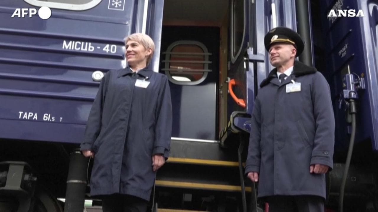 Ucraina, a Kherson il primo treno da Kiev dall'inizio della guerra