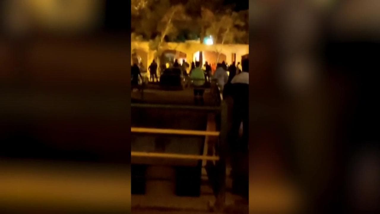 Iran, manifestanti danno alle fiamme la casa museo di Khomeini