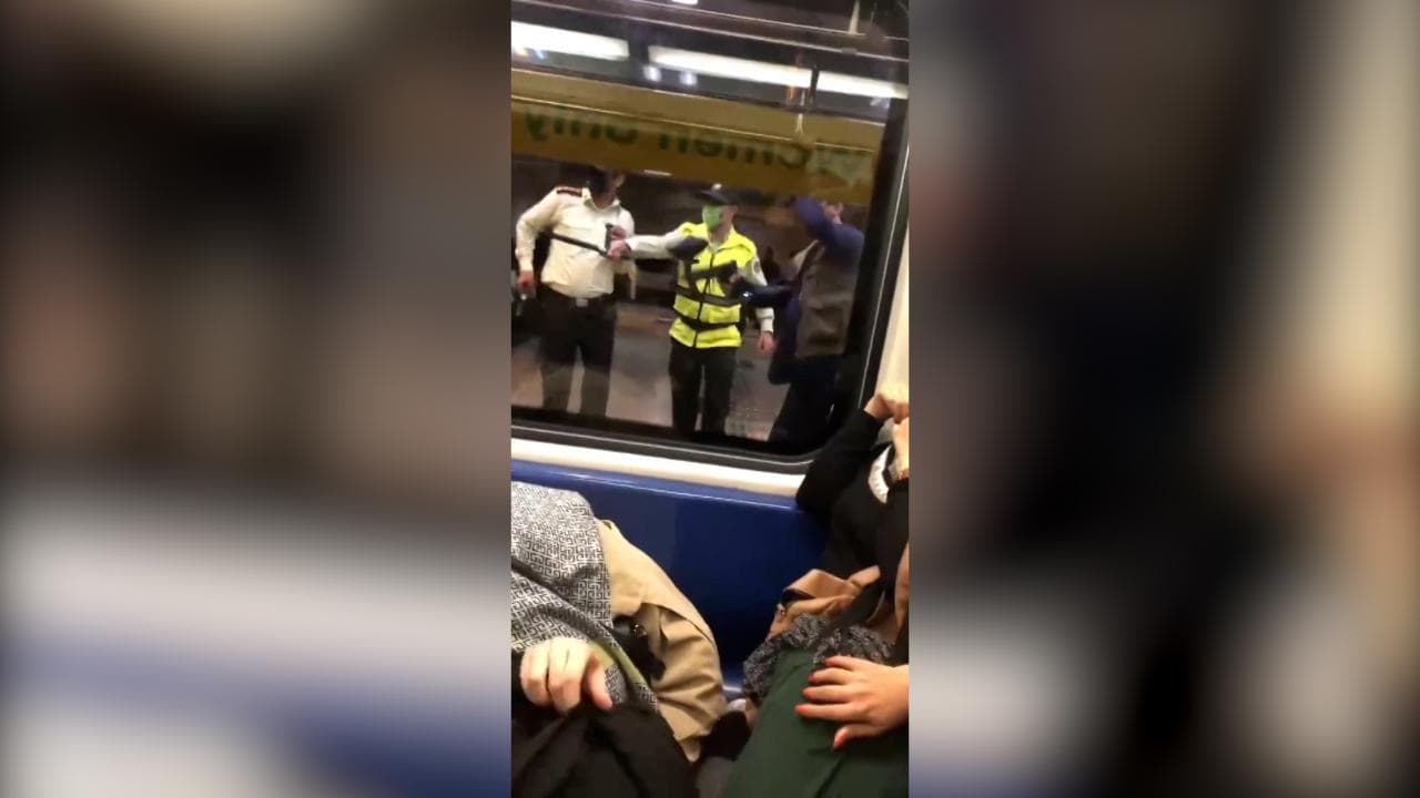 Iran, gas lacrimogeni contro i manifestanti rifugiati in una stazione della metropolitana