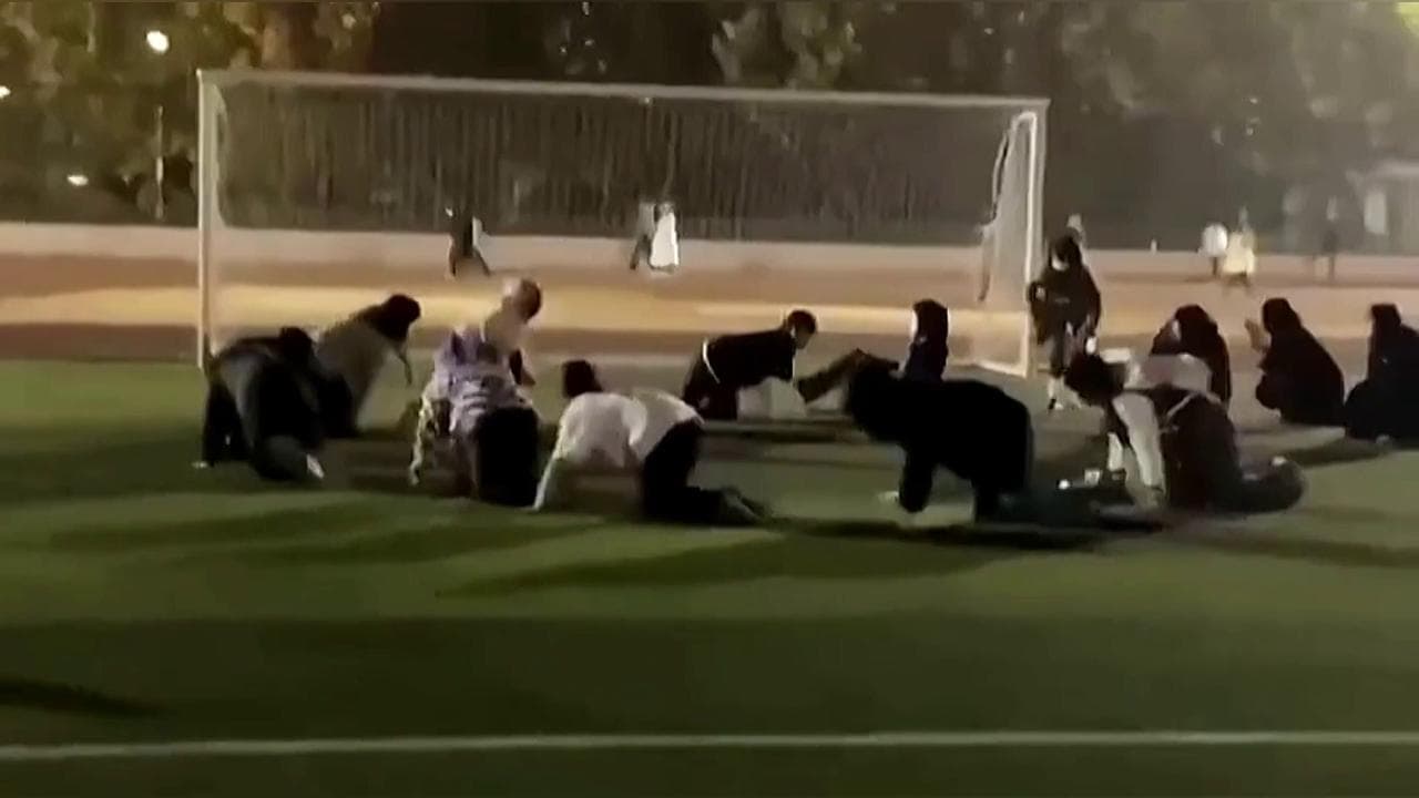 Cina, gli studenti gattonano in cerchio di notte: la nuova 'moda' nei campus universitari