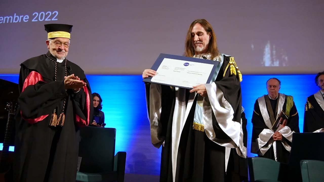Laurea honoris causa a Manuel Agnelli, rettore Iulm: "Ribattezziamo l'evento sesso, toga e rock'n'roll"