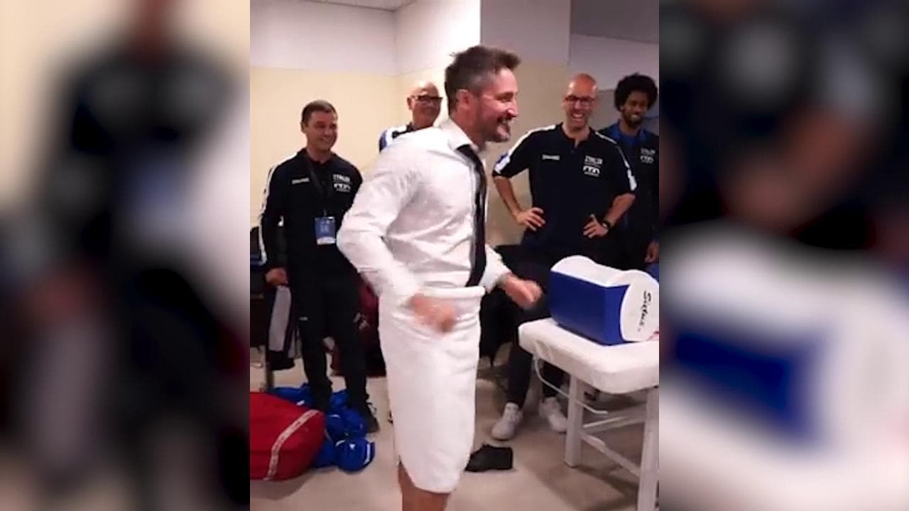 Basket, Pozzecco in camicia, cravatta e mutande canta nello spogliatoio: "Ce ne andiamo al Mondiale"