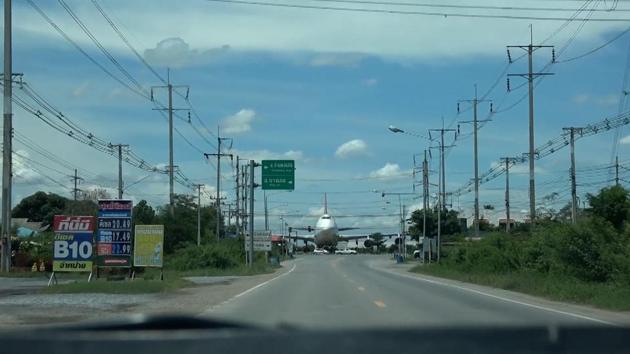 Thailandia, l'illusione ottica inganna gli automobilisti: il Boeing sembra essere atterrato in strada