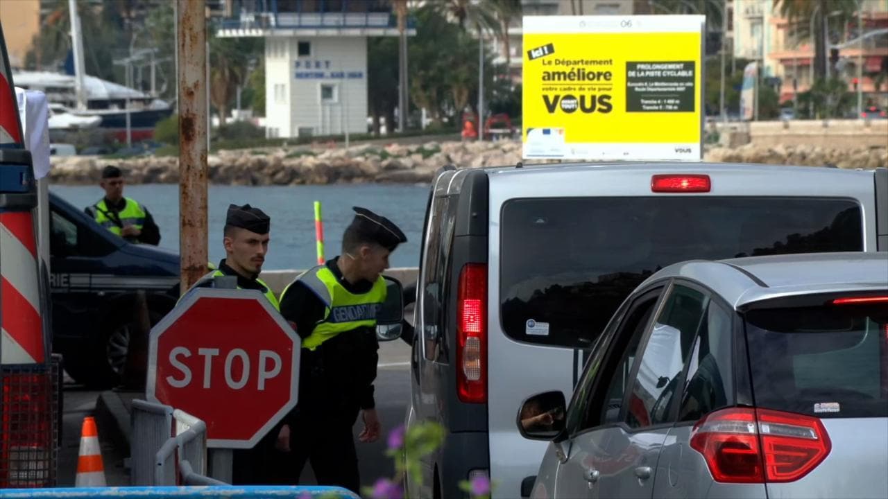 Migranti, i controlli della polizia francese al confine: le immagini dal valico di Ventimiglia