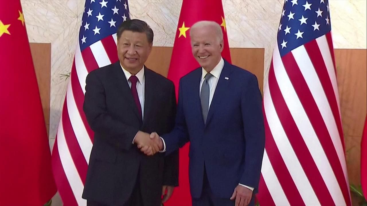 Bali, il primo incontro tra Biden e Xi Jinping: stretta di mano prima del bilaterale tra Usa e Cina