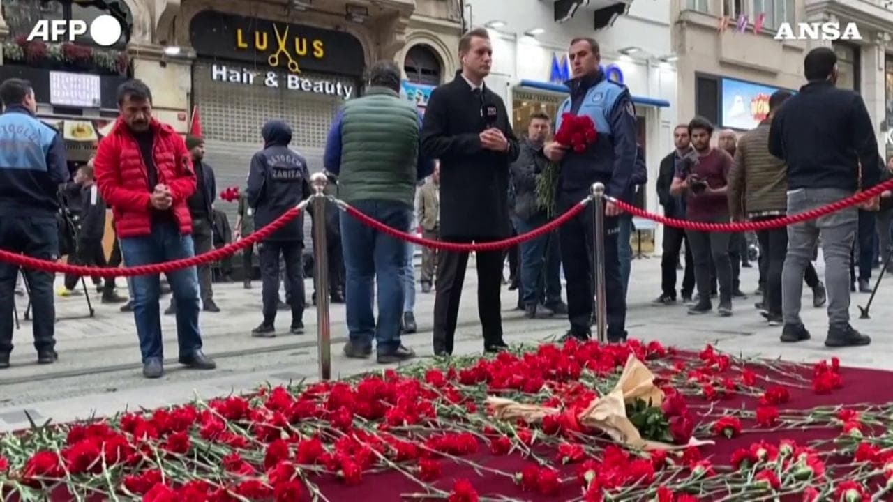 Turchia, garofani rossi sulla via dello shopping Istiklal: il gesto in memoria delle vittime dell'attacco a Istanbul