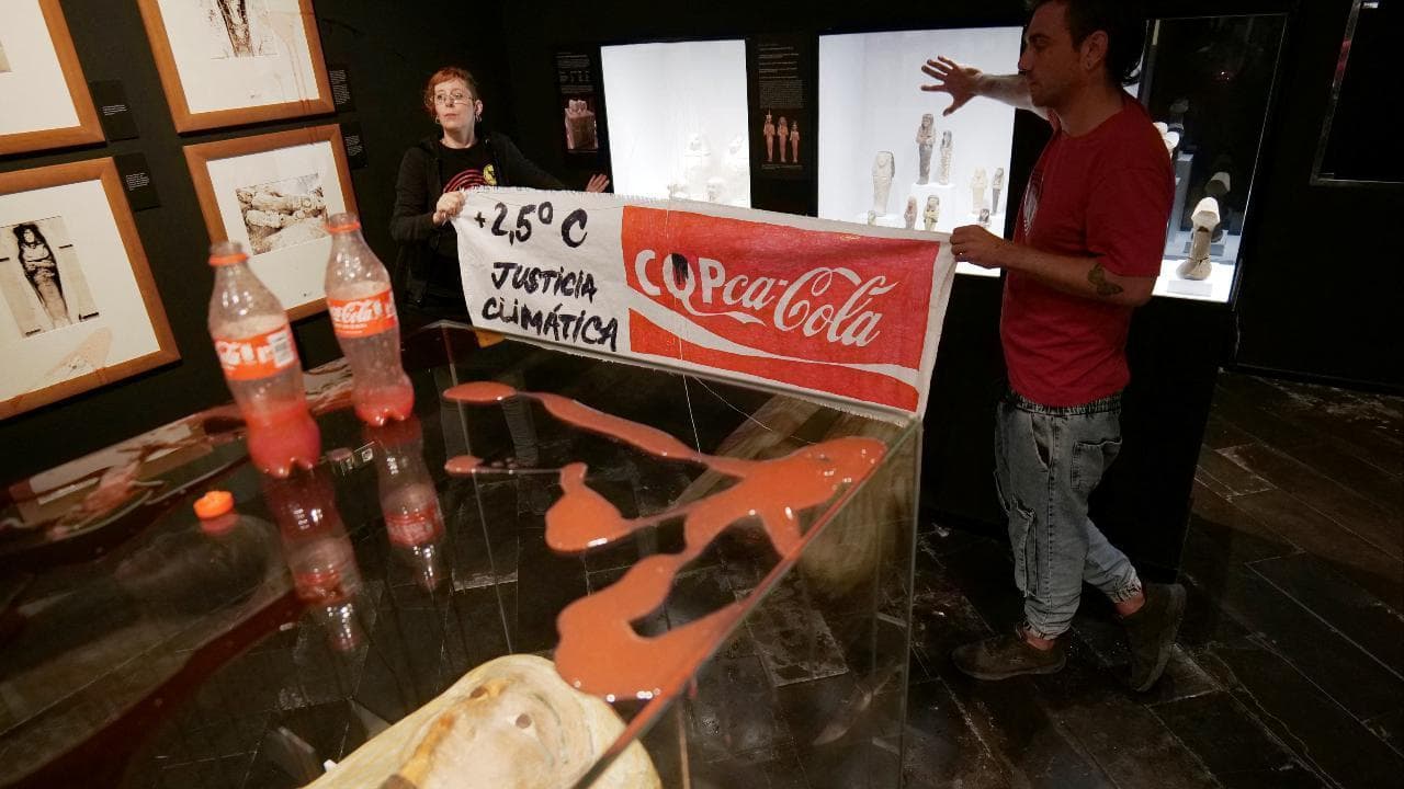 Cop27, ambientalisti lanciano sangue e olio finti sui reperti al museo Egizio di Barcellona