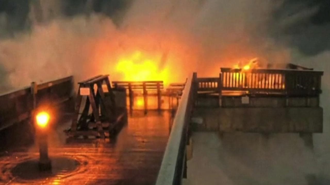Usa, la furia dell'uragano Nicole arriva in Florida: pontile flagellato dalle onde