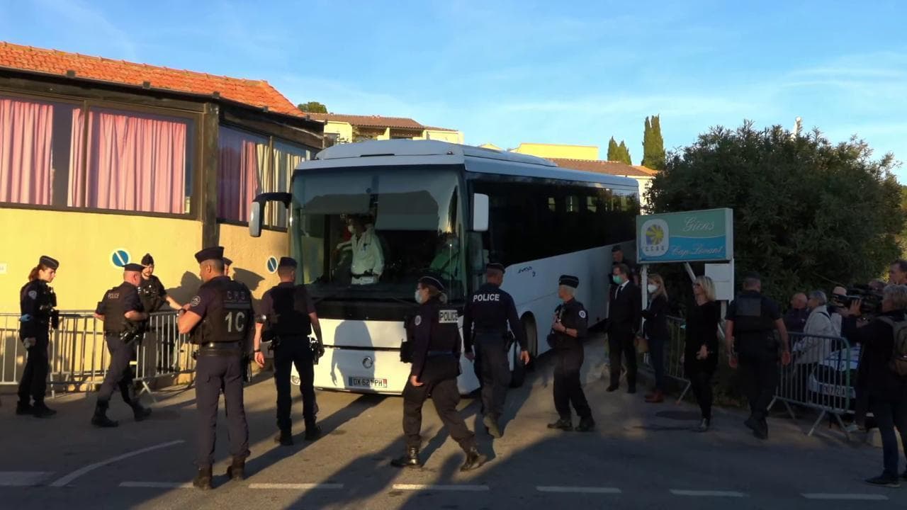 Ocean Viking, il pullman con a bordo i migranti arriva nella penisola di Giens scortato dalla polizia