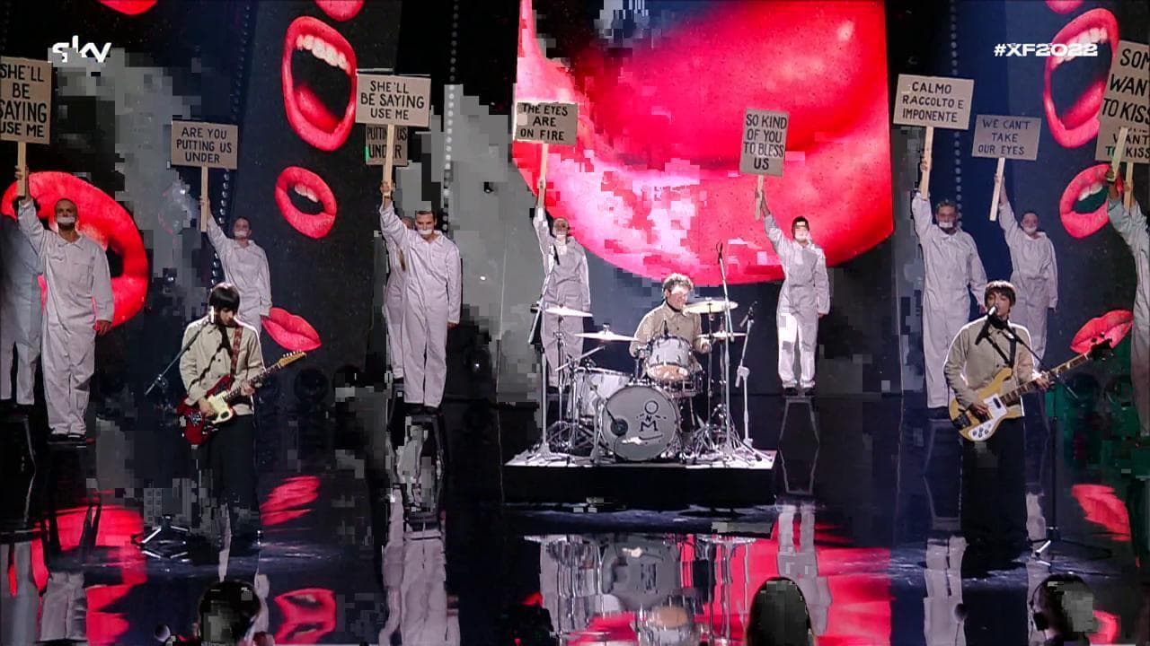 X Factor, gli Omini scatenati sul palco con 'Brianstorm'