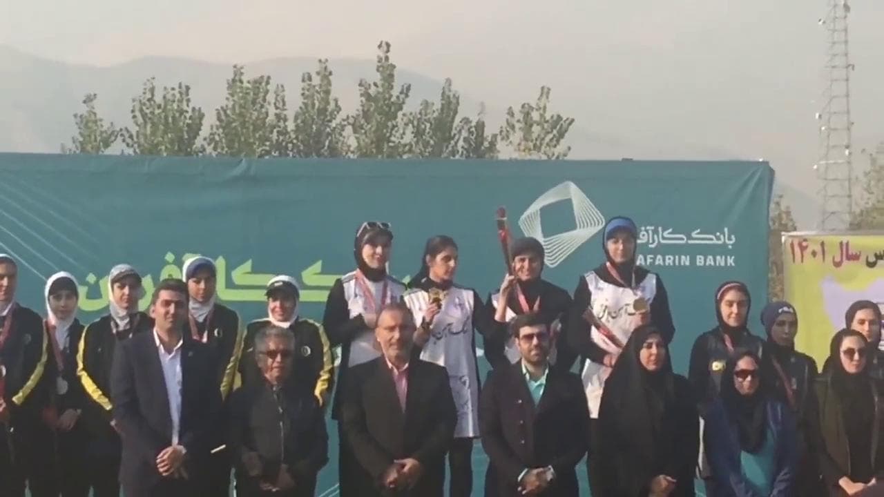 Iran, l'arciera Parmida Ghasemi si toglie l'hijab durante la premiazione