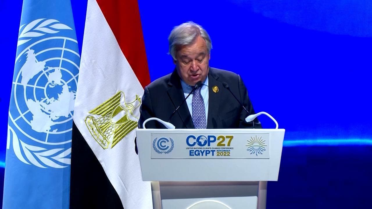 Il Segretario Generale dell'Onu Guterres si accorge che sta leggendo il discorso sbagliato a COP27