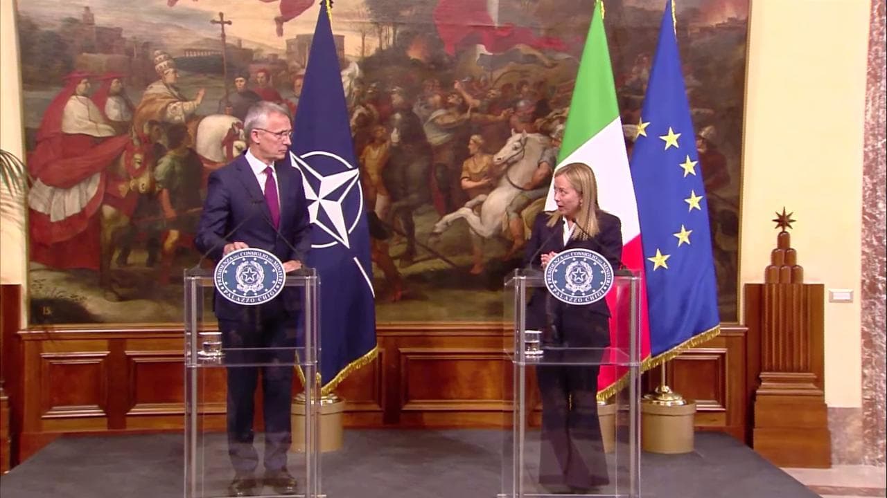 Meloni esce dal protocollo con Stoltenberg per annunciare la liberazione di Alessia Piperno: "Fatto lavoro eccezionale"