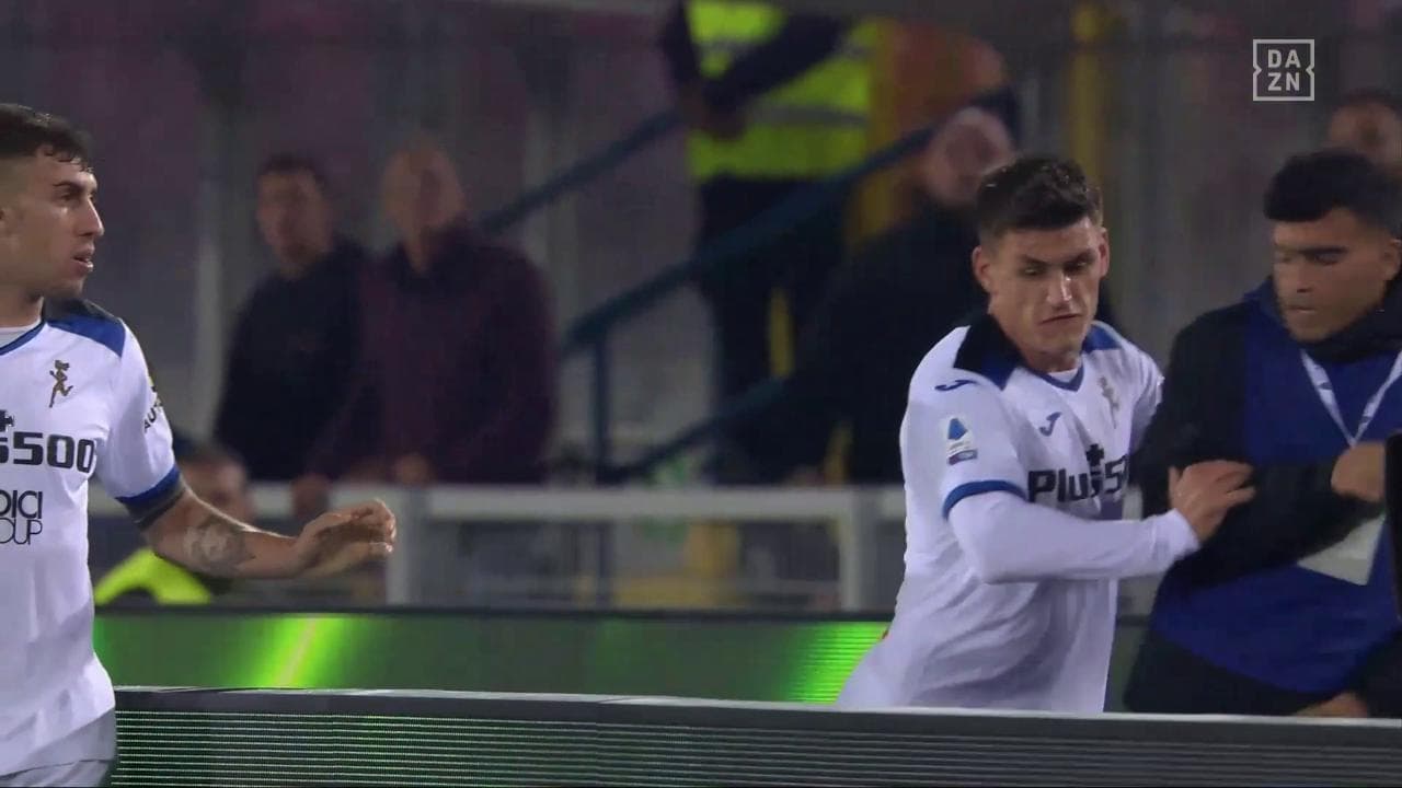 Maehle spinge via un raccattapalle che perde tempo: Lecce-Atalanta finisce in rissa