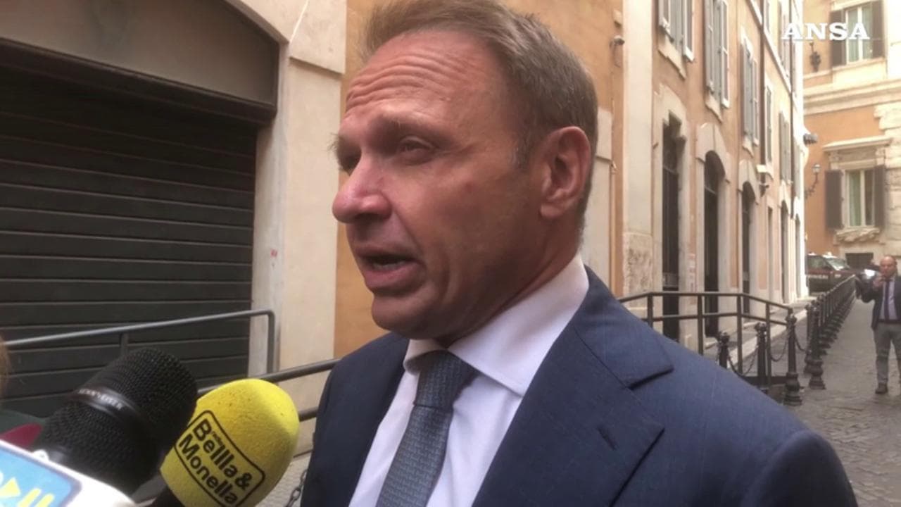 Migranti, Lollobrigida: "Francia non ha niente da insegnarci, il confine di Mentone è militarizzato"