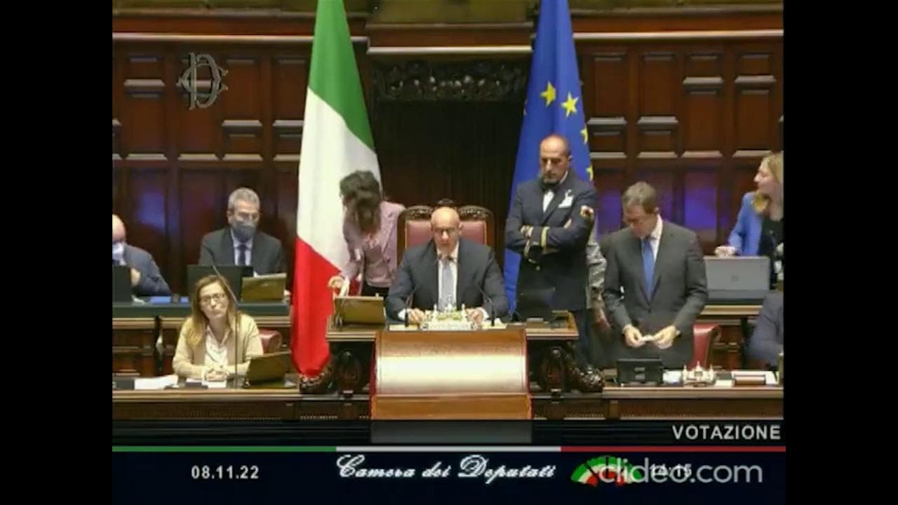 Montecitorio, la correzione di Rampelli (Fdi) dal banco di presidenza: "Dispenser? Si parli italiano"