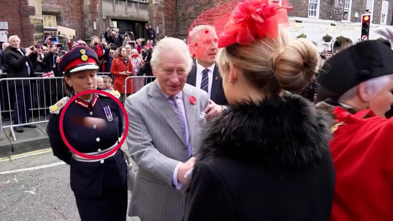 Gb, un uomo lancia uova contro re Carlo e Camilla: la scena a York durante l'incontro con la folla