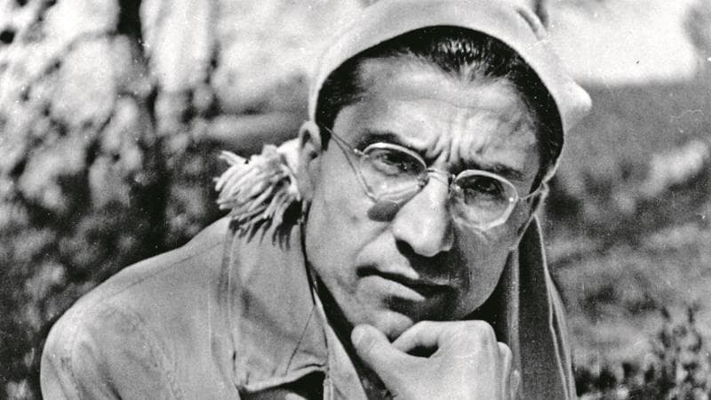 Cesare Pavese in una foto del 1945