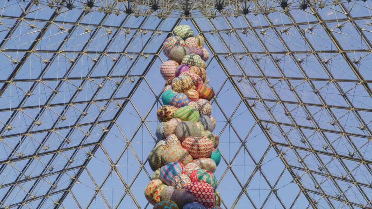 Sotto la Piramide del Louvre c'è un'enorme installazione: così è nato in timelapse "Il Pilastro dei migranti scomparsi"