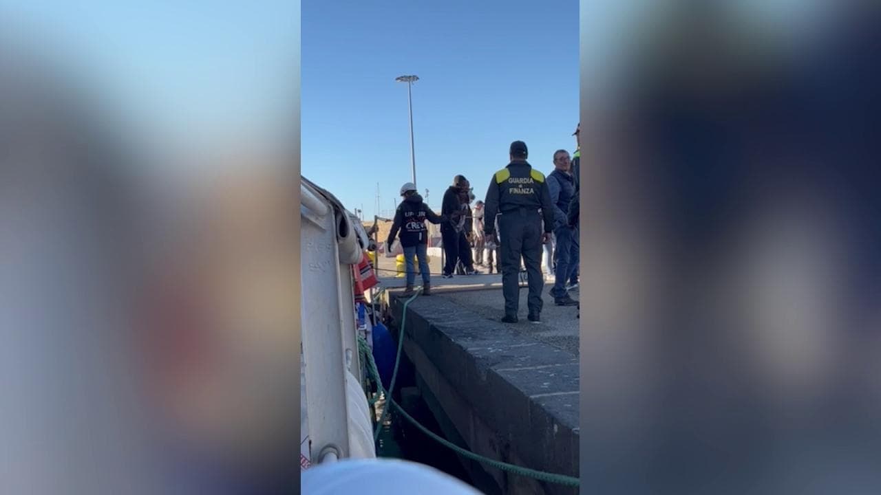 Lo sbarco degli 89 migranti dalla Rise Above