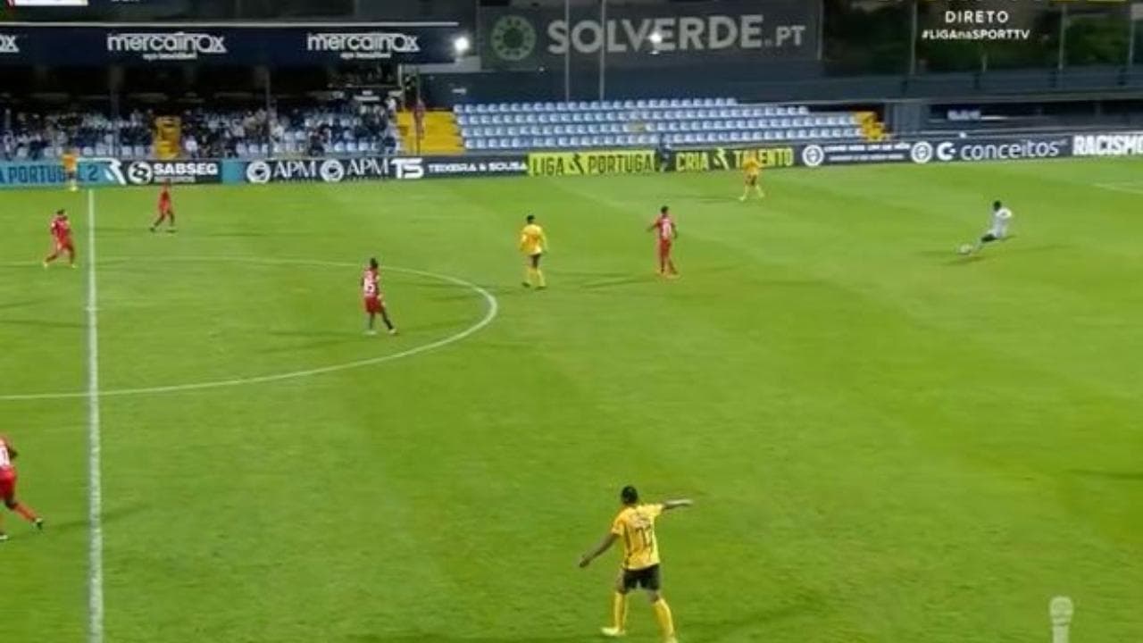 Il portiere segna direttamente col rinvio. E non è un caso: ha tirato in porta