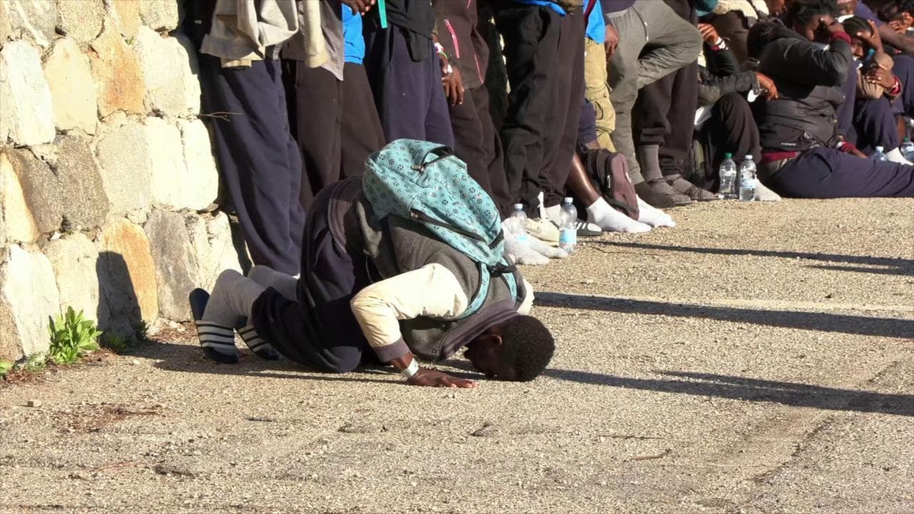 La Rise Above attracca a Reggio Calabria: migrante bacia il terreno appena sbarcato dalla nave