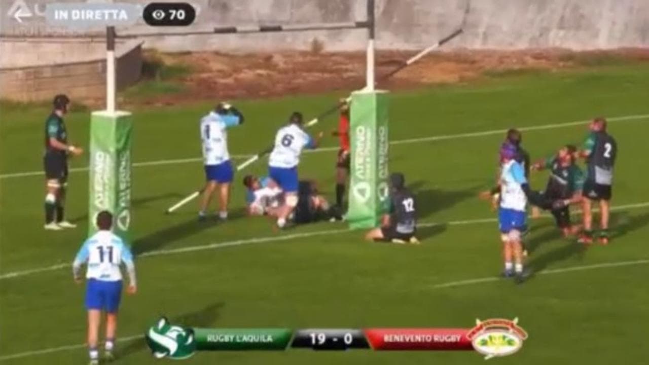 Rugby, cade un palo della porta sui giocatori durante l'Aquila-Benevento: tragedia sfiorata