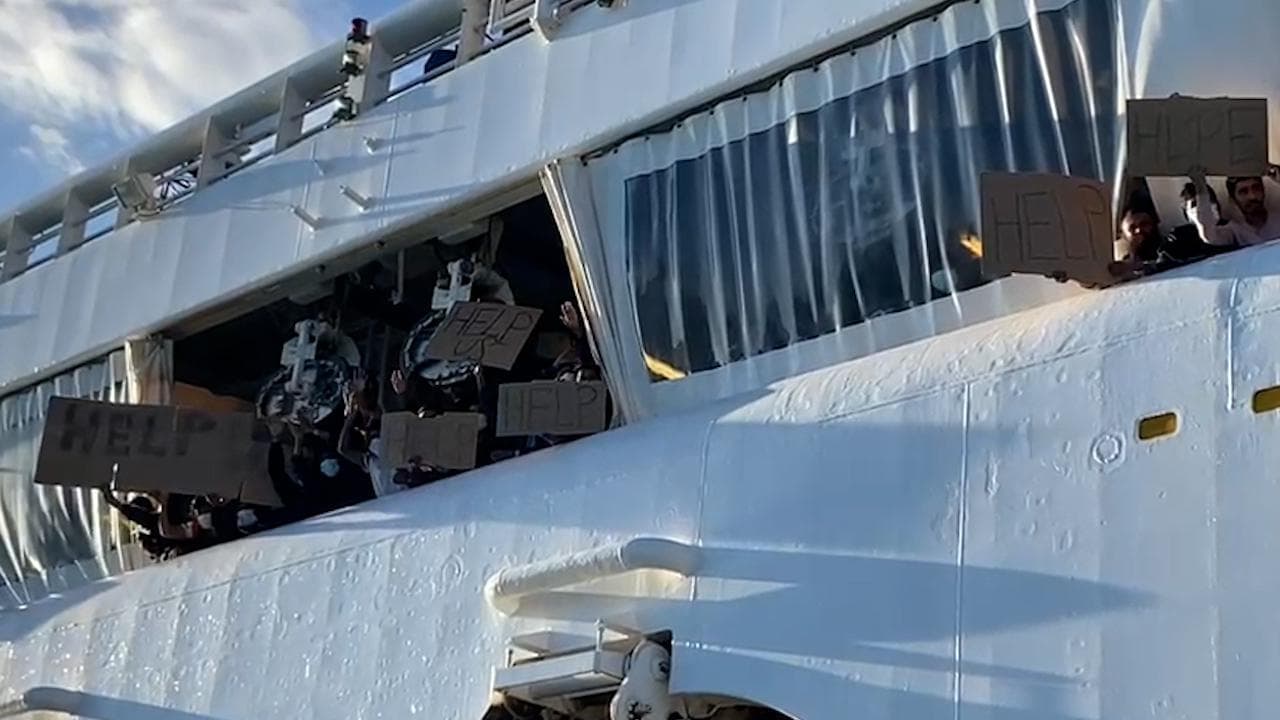 La protesta dei migranti lasciati a bordo della Geo Barents