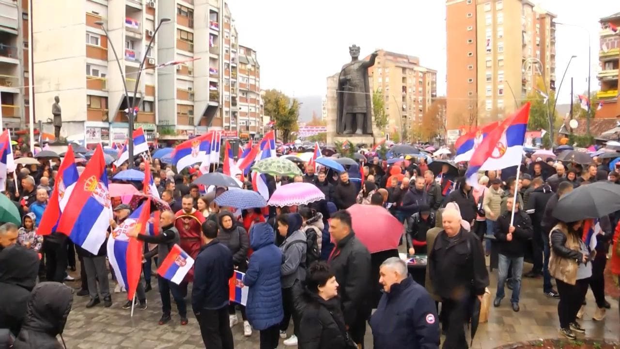 Kosovo, in diecimila protestano a Mitrovica: "Siamo Serbia"