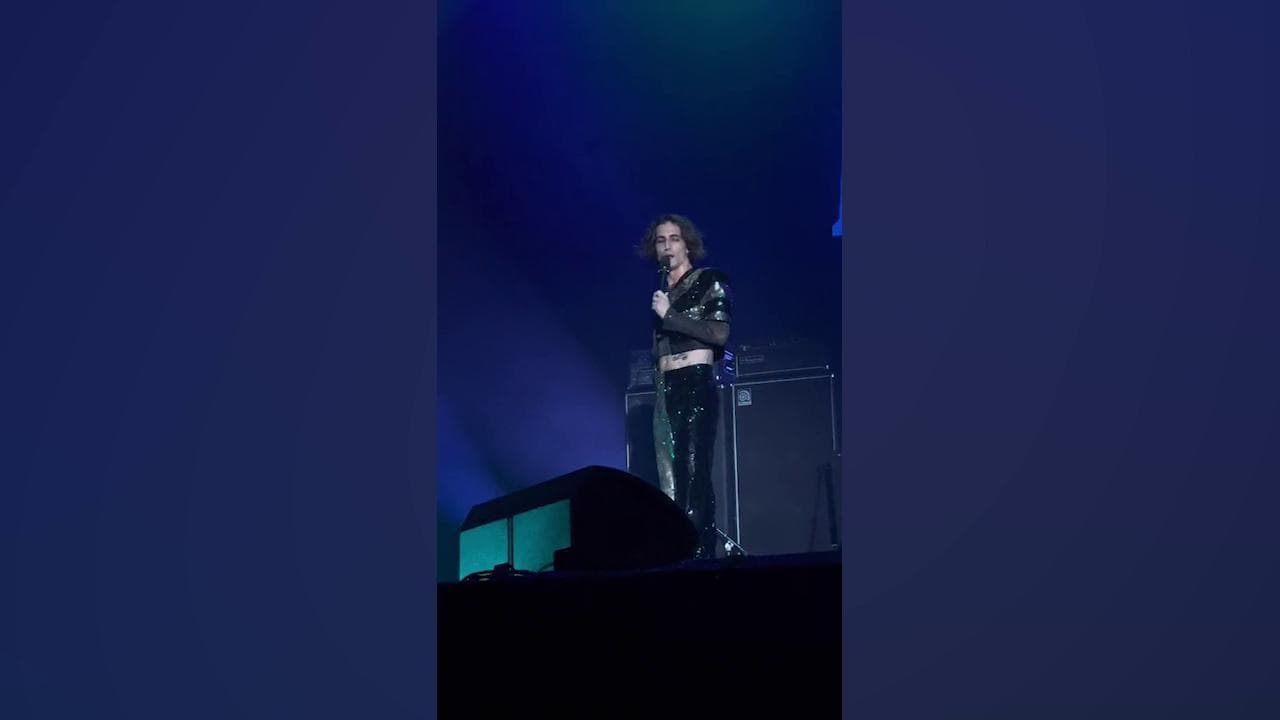 Damiano ferma il concerto dei Maneskin per disperdere la calca: "C'è gente che ha bisogno d'aiuto"