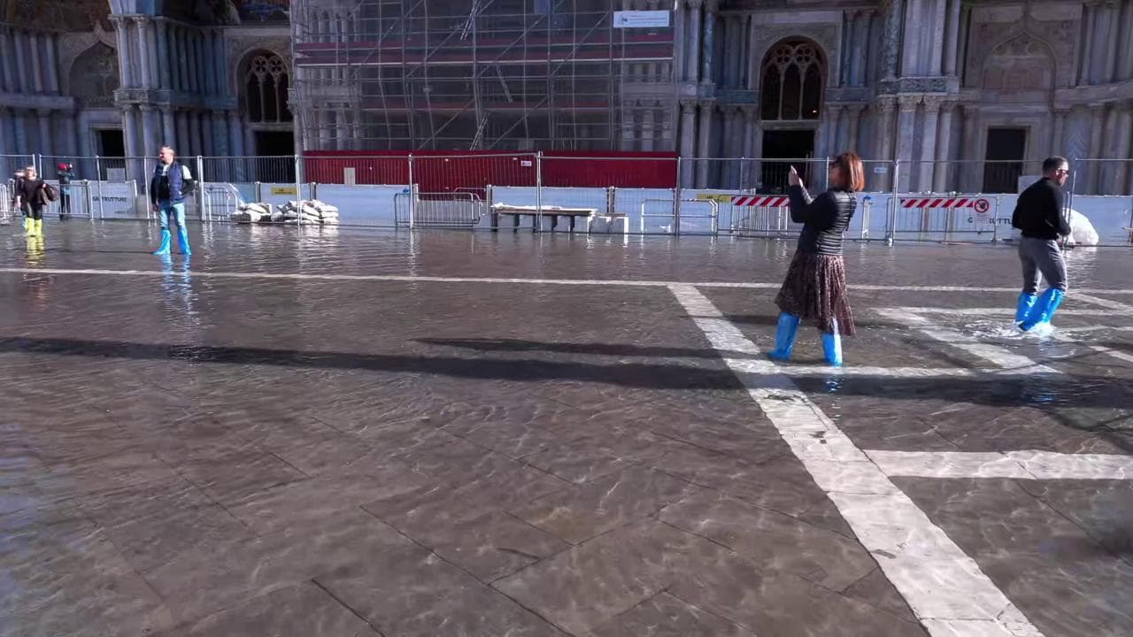 A Venezia l'acqua alta non entra in Basilica a San Marco: il 'miracolo' della barriera di cristallo