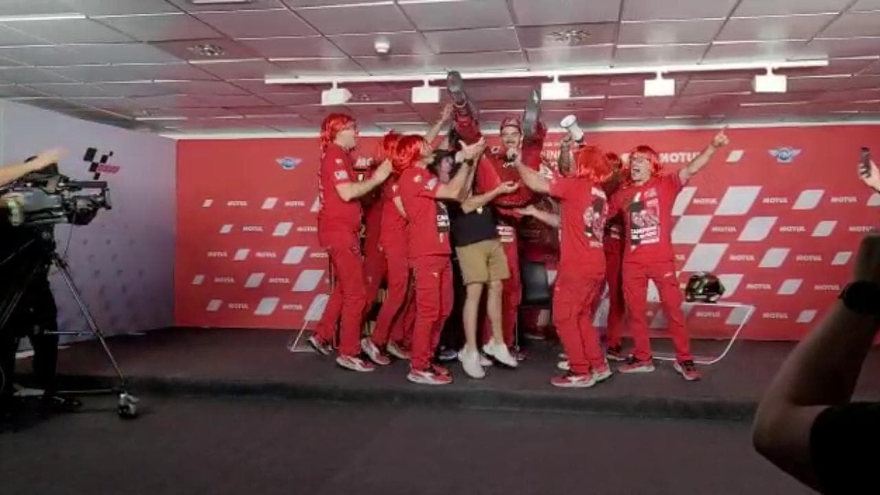Motogp, Bagnaia portato in trionfo dai meccanici della Ducati, tutti con le parrucche rosse