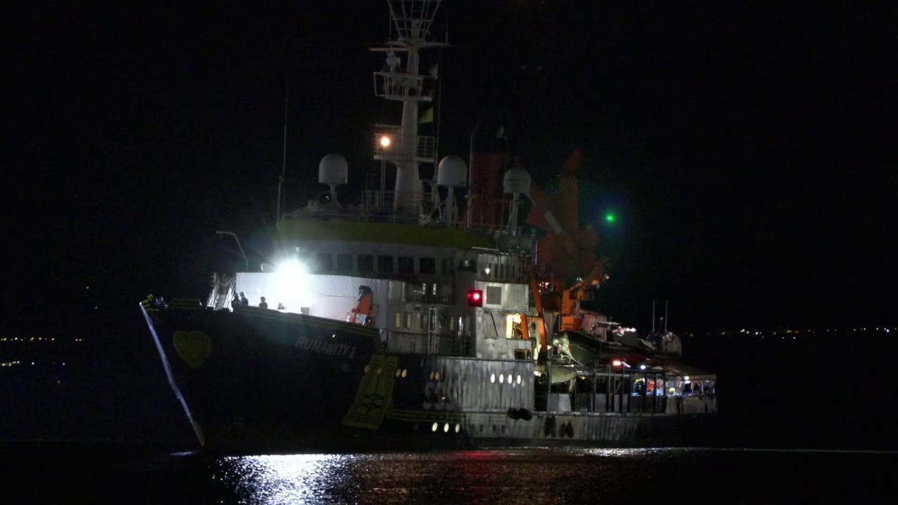 Migranti, la nave Humanity 1 attracca nel porto di Catania