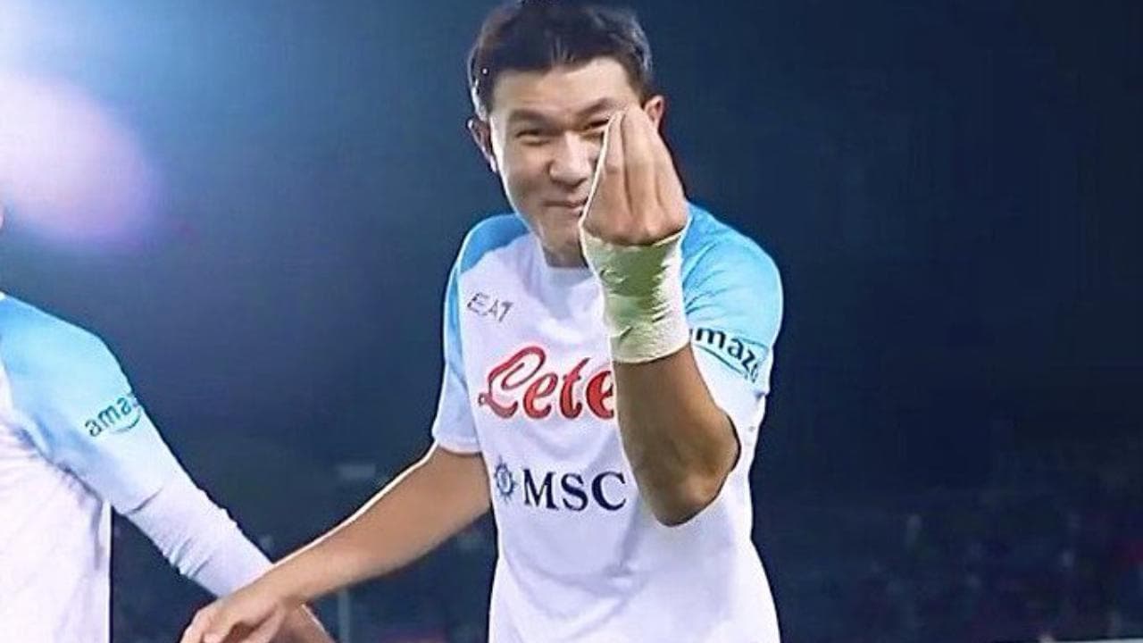 Napoli, il gesto del coreano Kim alla telecamera: "Tu cosa vuoi?"